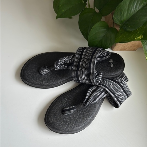 Sanuk Yoga Sling Black Sandals with Striped Straps Women's Size 8 - Picture 2 of 5
